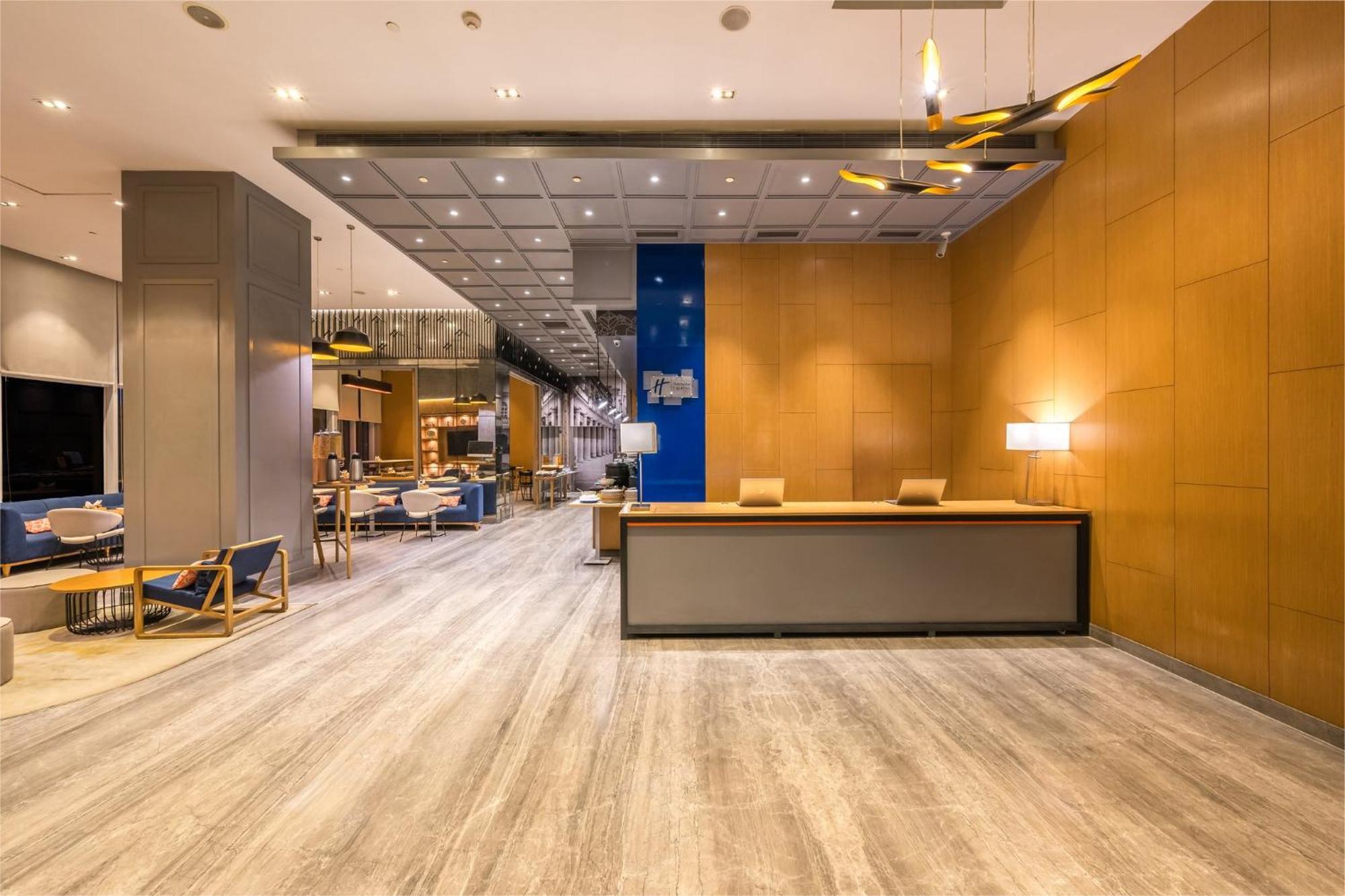 Hotel Express Gurugram Sector 50 By Ihg 4*